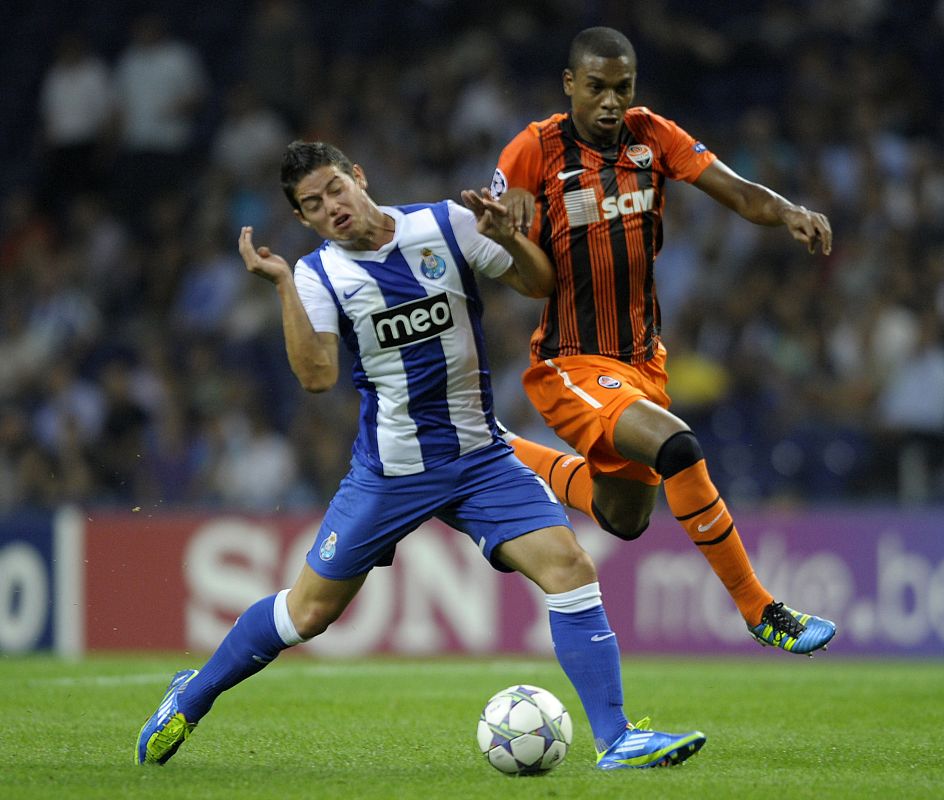 James Rodríguez (i) y Fernandinho (d) pugnan por un balón en el Oporto - Shakhtar