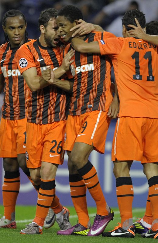 Luiz Adriano celebra el gol del Shakhtar frente al Oporto