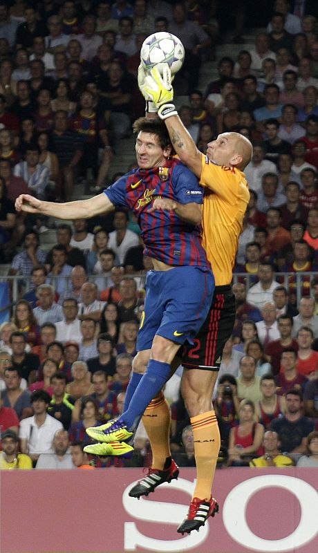 Messi trata de cabecear ante el portero milanista Abbiati