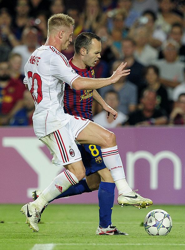 Iniesta, con gesto de dolor en el momento de lesionarse, ha sido sustituido por Cesc