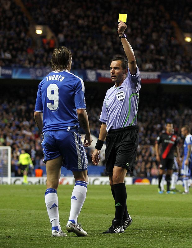Fernando Torres recibe cartulina amarilla en el choque del Chelsea frente al Leverkusen