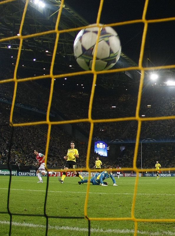 El balón en la red, tras el disparo de Van Persie para adelantar al Arsenal en el campo del Borussia Dortmund