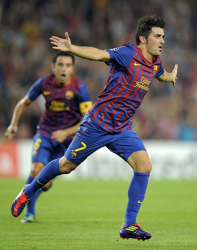 Villa celebra su golazo de falta directa para poner 2-1 al Barça, remontando el gol inicial de Pato