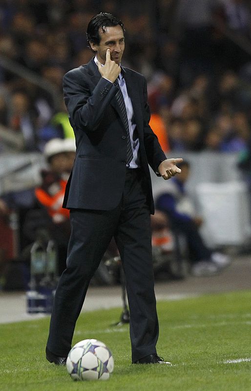 Emery trata de hacer reaccionar a su equipo, el Valencia, que empataba a cero ante el Genk