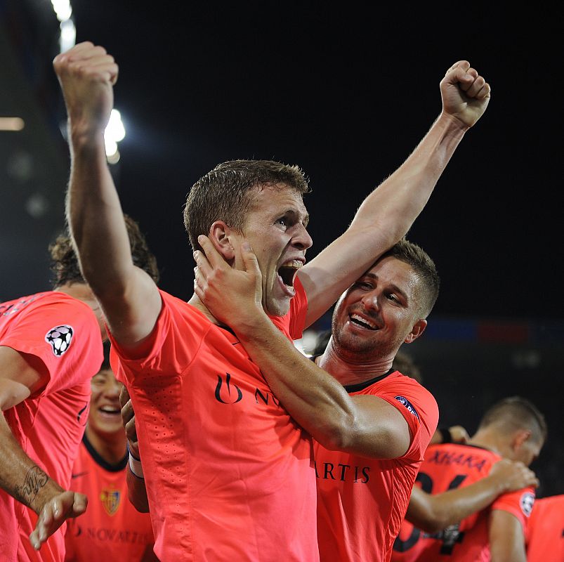 Fabian Frei celebra con sus compañeros del Basilea su gol ante el Otelul Galati