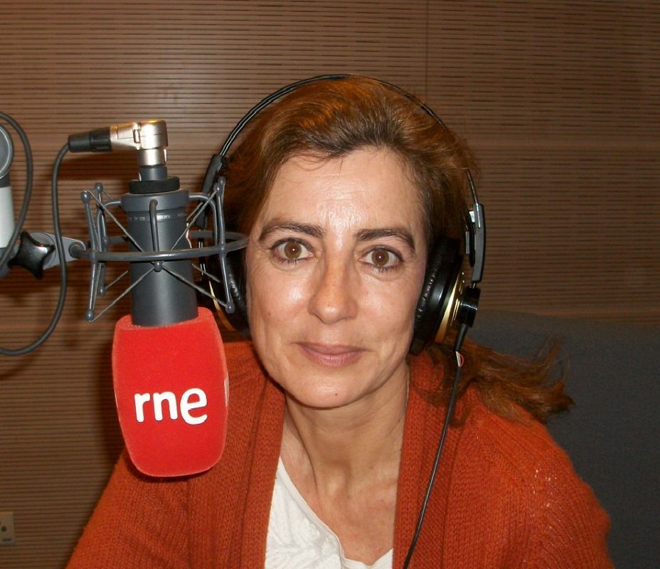 Ángeles Caso dio sus primeros pasos profesionales en periodismo, hasta que decidió centrarse en su carrera literaria, la cual le ha dado grandes frutos como un premio Planeta por 'Contra el viento'.