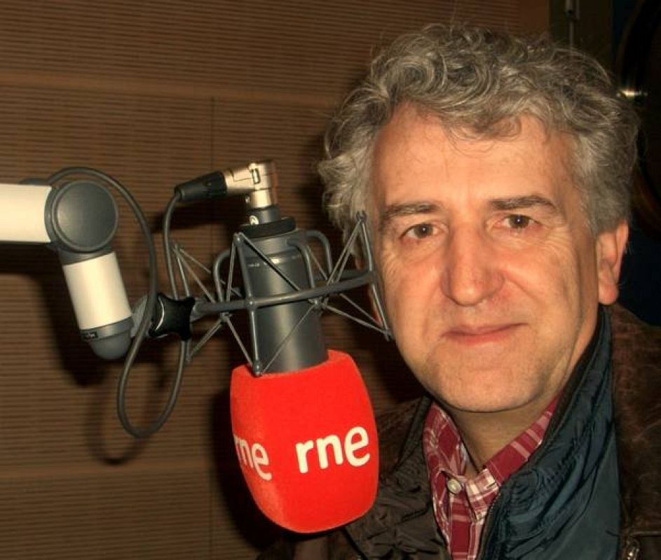 Juan Luis Arsuaga es miembro del equipo de investigaciones de los yacimientos pleistocenos de la Sierra de Atapuerca, por cuyo trabajo ha recibido, entre otros, el Premio Príncipe de Asturias.