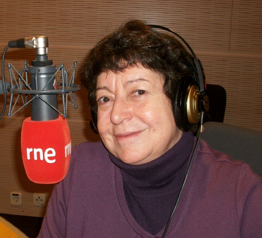 Lourdes Ortiz dirigió la Real Escuela Superior de Arte Dramático de Madrid entre 1991 y 1993. Ha colaborado en diferentes medios con espacios de opinión, ha formado parte de distintos jurados literarios y participa habitualmente en coloquios.