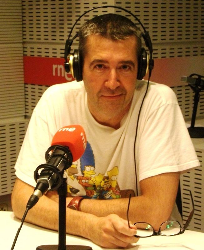Máximo Pradera es guionista, humorista, escritor, presentador de radio y televisión... Cuenta con varios premios Ondas gracias a su originalidad, su humor ácido y su provocación.