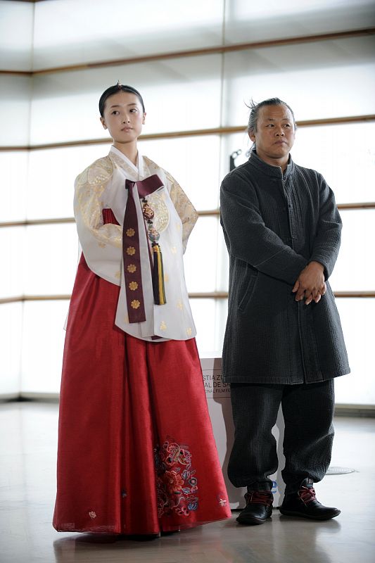 La actriz coreana Kim Ye-na y el director de 'Amén', Kim Ki-duk