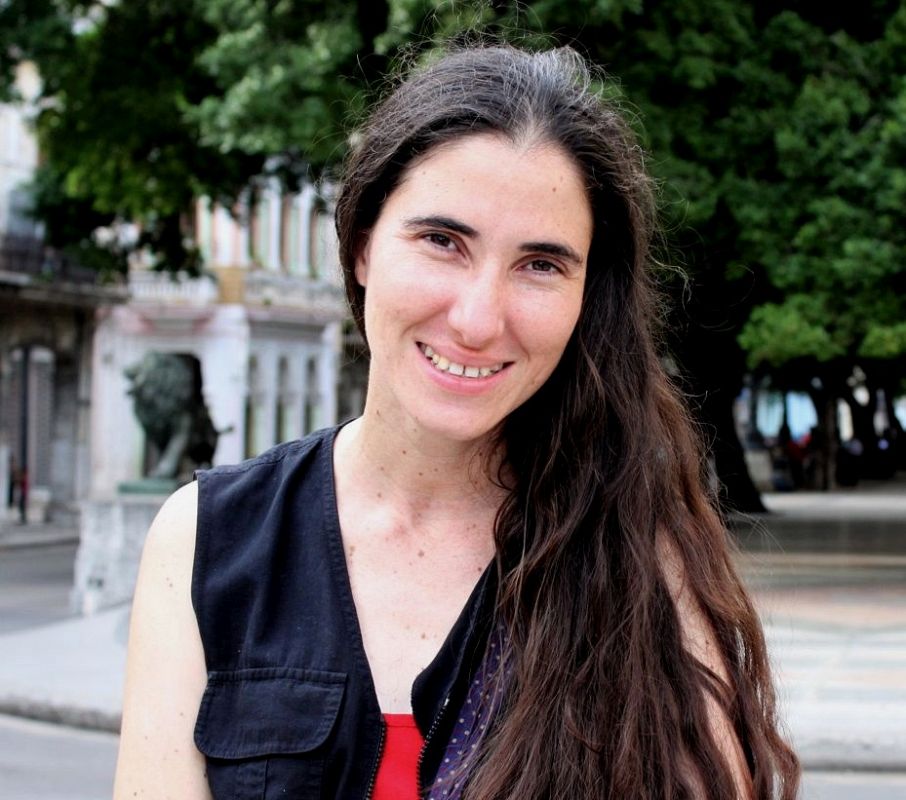 Yoani Sánchez tiene formación como filóloga, pero cuando descubrió internet se convirtió en una bloguera internacional muy influyente a través de su página 'Generación Y', en la que reflexiona sobre el día a día en Cuba, su país de origen y donde res