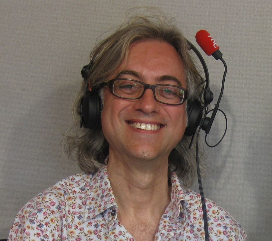 Víctor Amela es periodista y crítico de comunicación. Participa en diferentes medios, por ejemplo en ¿La contra¿ de `La Vanguardia¿. Comparte curiosidades sobre el mundo de la comunicación, tema sobre el que además imparte clases.