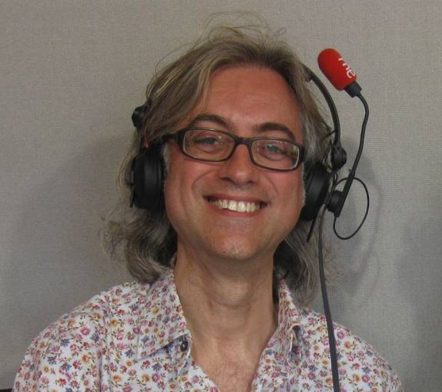 Víctor Amela es periodista y crítico de comunicación. Participa en diferentes medios, por ejemplo en ¿La contra¿ de `La Vanguardia¿. Comparte curiosidades sobre el mundo de la comunicación, tema sobre el que además imparte clases.