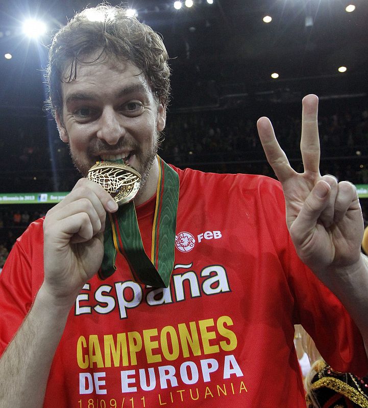 El pívot Pau Gasol muestra la medalla de oro que acredita a la selección española como campeona de Europa, al término del partido de la final del Europeo 2011 en el que España ha derrotado a Francia por un resultado de 98-85.