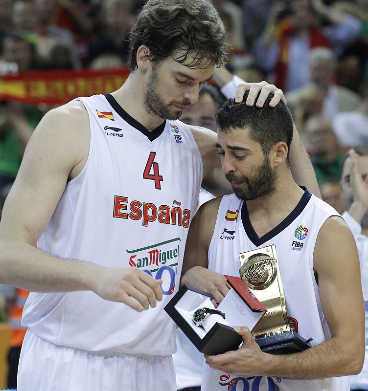 El pívot de España, Pau Gasol (i), felicita al escolta Juan Carlos Navarro que lleva en las manos el trofeo que le acredita MVP de la final.