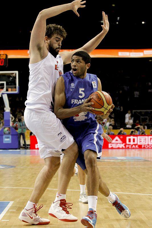 El alero de la selección francesa Nicolas Batum (d) entra a canasta defendido por el pívot de la selección española Marc Gasol, durante el partido de la final del Europeo 2011 de baloncesto que se disputa esta noche en Kaunas (Lituania).