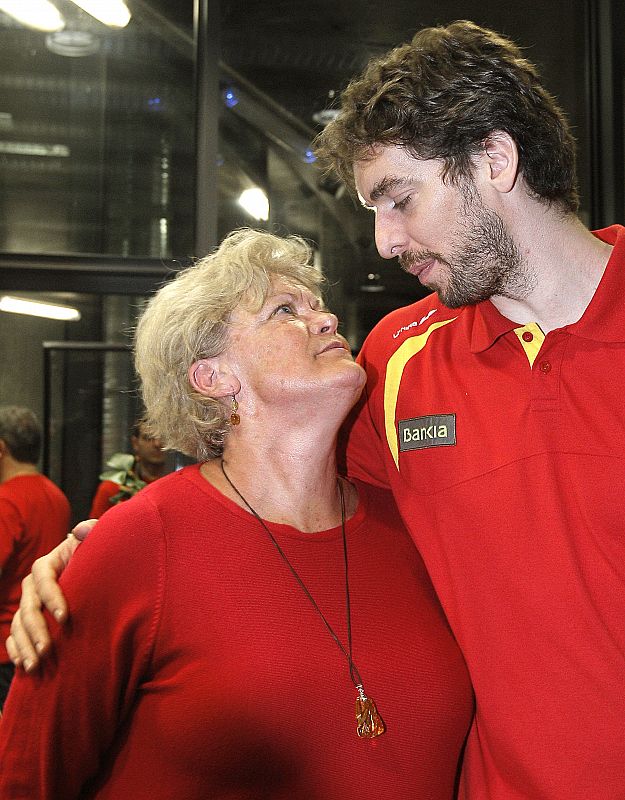 El pivot de la selección española de baloncesto Pau Gasol abraza a su madre.