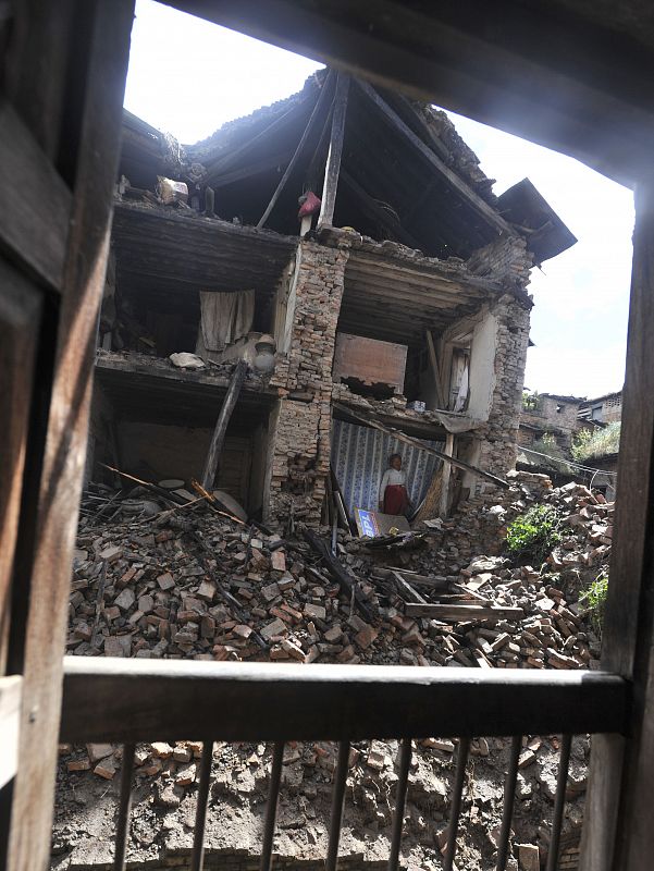 El número de muertos es de medio centenar, aunque aún se busca a supervivientes entre los escombros