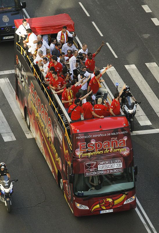 LA SELECCIÓN DE BALONCESTO EN EL AUTOBÚS CAMINO DEL HOMENAJE