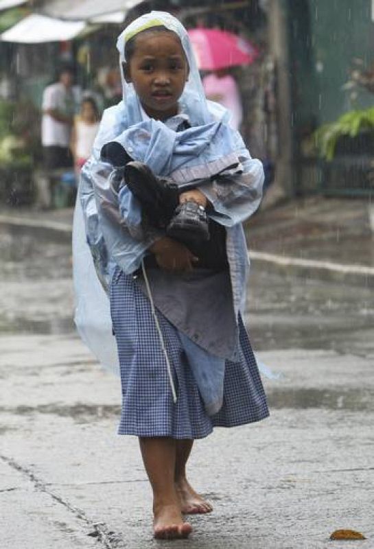 Los menores vuelven a casa por el cierre de las escuelas a causa del tifón