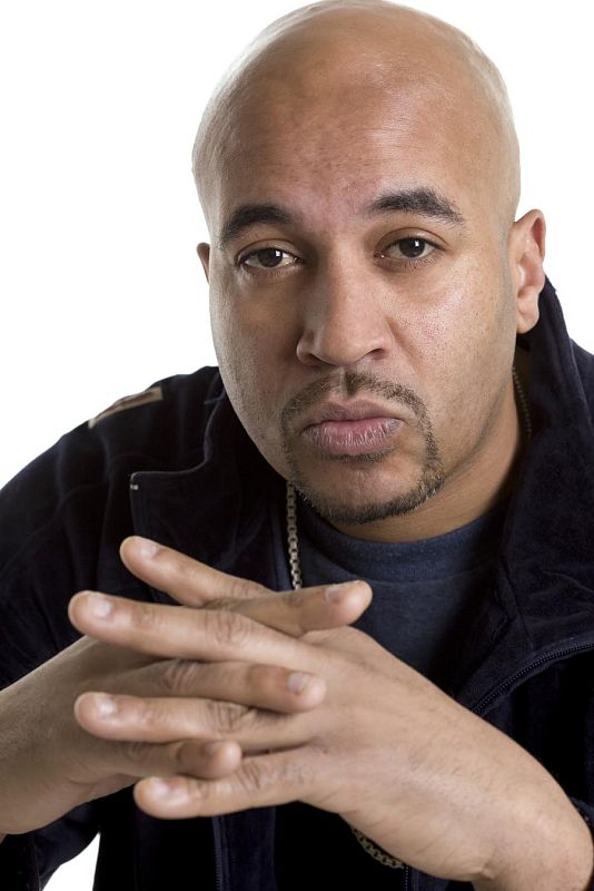 Jota Mayúscula es DJ y productor de hip hop español, que dirige desde 1998 el programa 'El rimadero¿ de RNE 3. Se ha encargado de la dirección artística de muchas de las figuras del hip hop español, como 7 Notas 7 Colores.