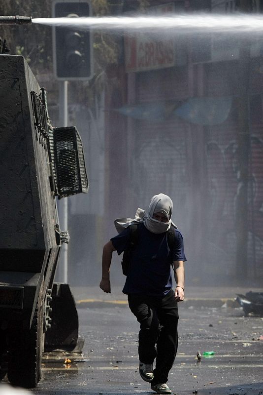 Los manifestantes junto los tanques de la policía que controla las protestas