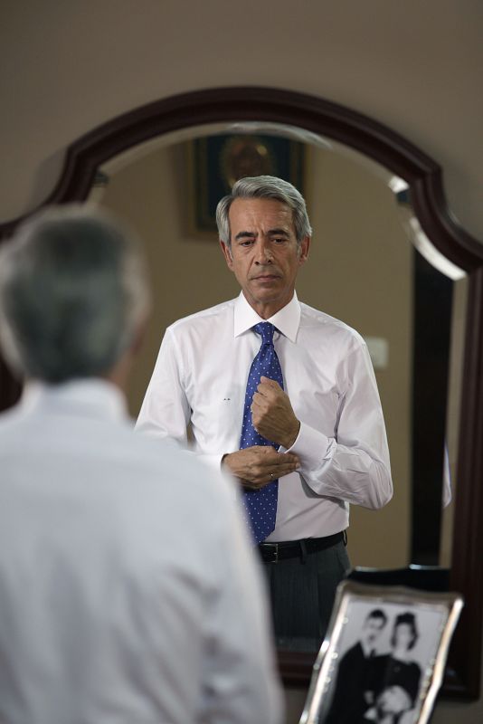 El pasado glorioso de Antonio se desvanece. Ya no tiene coche, ha abandonado definitivamente a la política y sabe que en unos días tendrá que decir adiós a su piso de lujo para volver al humilde barrio de San Genaro.