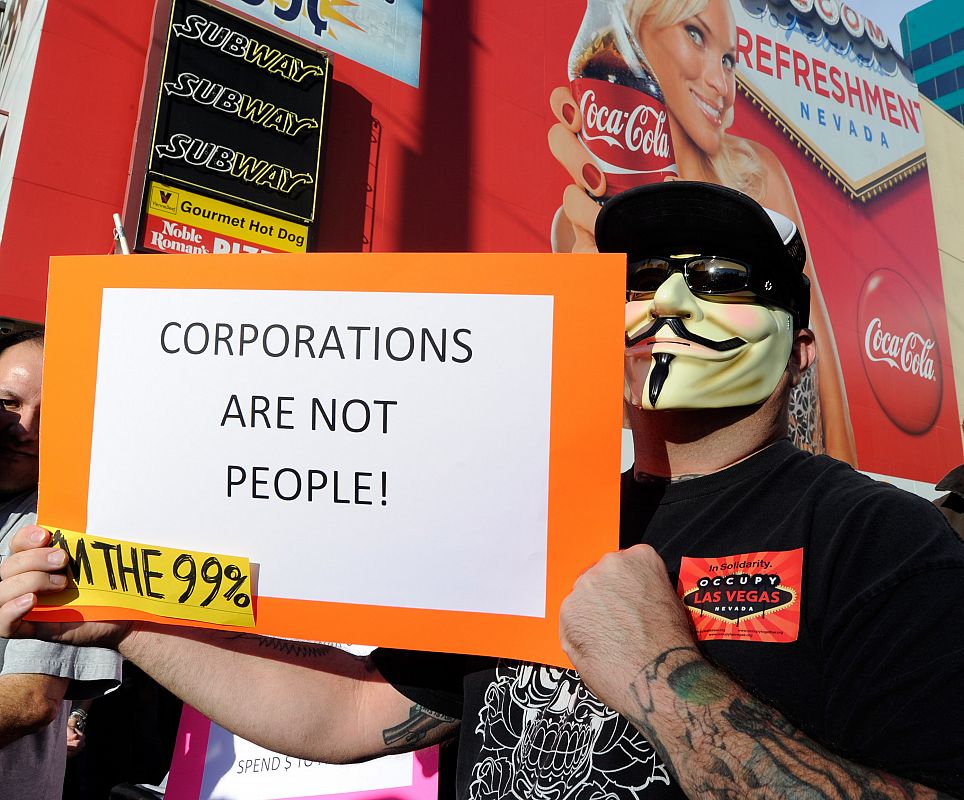 "Las corporaciones no son personas" reza esta pancarta de un manifestante de Las Vegas