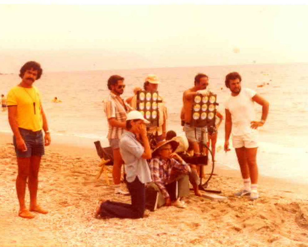Verano azul: En la playa con el equipo de iluminación, el más ligero que existía entonces