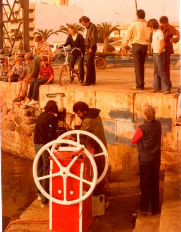 Verano azul: En primer plano, máquina para transmitir aire al buzo durante un rodaje en el puerto de Motril