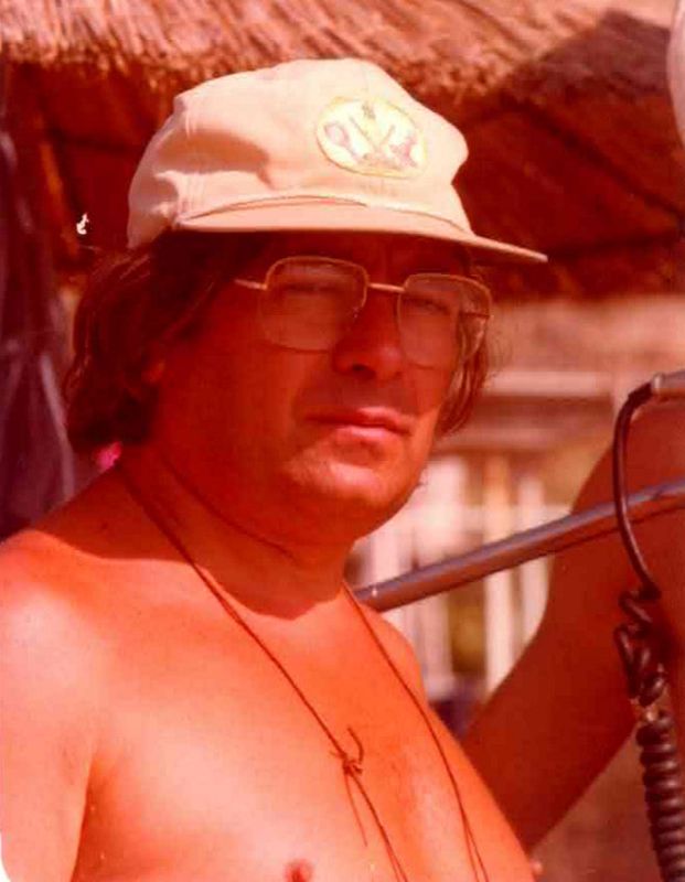 Verano azul: El director Antonio Mercero tocado con una gorra