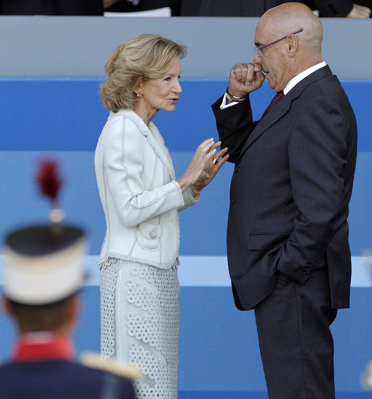 La vicepresidenta económica charla con el presidente del Senado antes del desfile