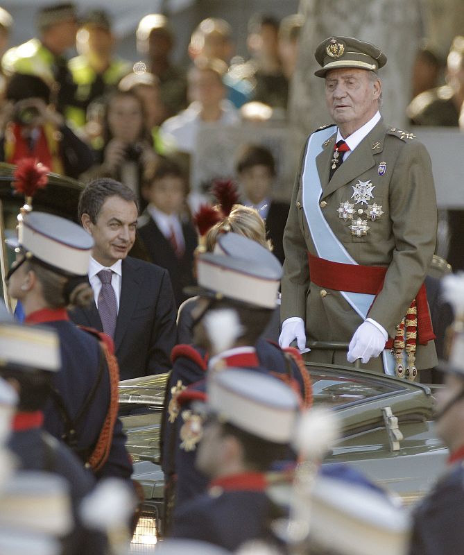 El Rey pasa revista a las tropas