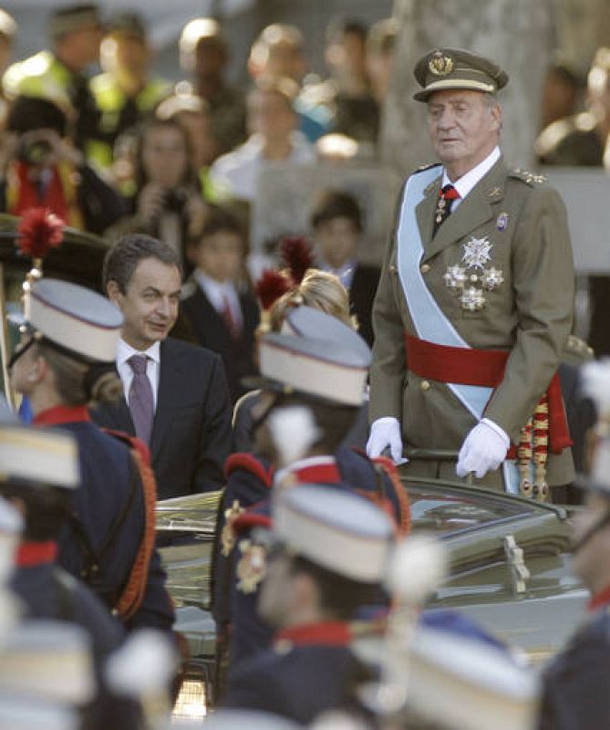 El Rey pasa revista a las tropas