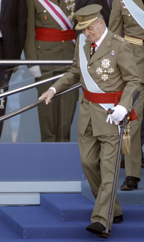 El Rey, apoyado en una muleta durante el desfile militar