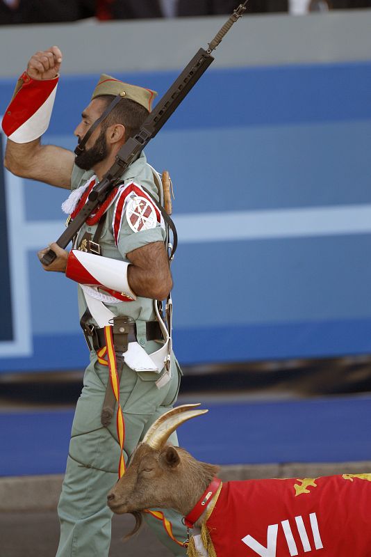 Un legionario, con la cabra del cuerpo durante el desfile