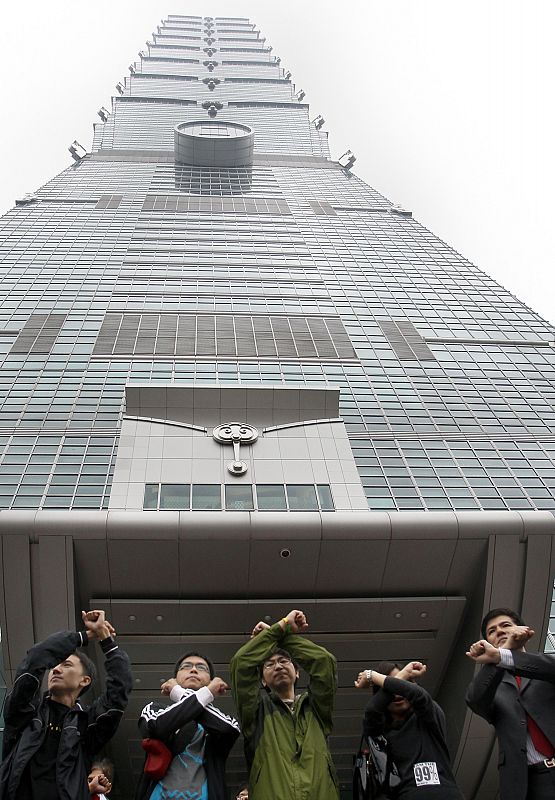 Más de un centenar de manifestantes protestan en el centro financiero de Taipéi, en Taiwan