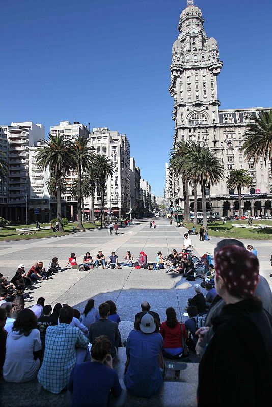 INDIGANDOS URUGUAYOS RECLAMAN MEDIDAS PARA QUE LA CRISIS NO LLEGUE AL PAÍS