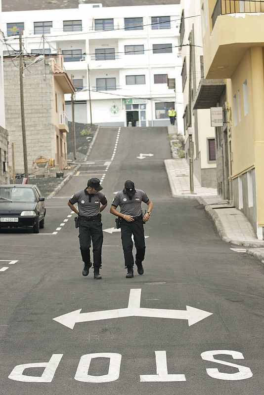 Los policías recorren las calles vacías de La Restinga