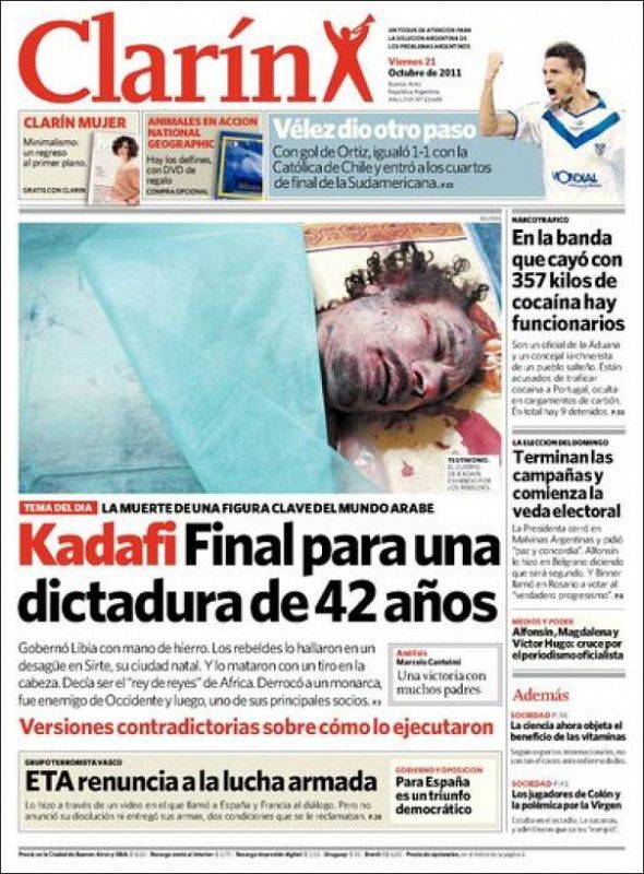 El diario argentina 'Clarín' titula "Gadafi (en letras rojas) un final para una dictadura de 42 años (en letras negras)". Y publica una gran foto del dictador con un disparo en la cabeza cubierto con una sabana y sobre una camilla.