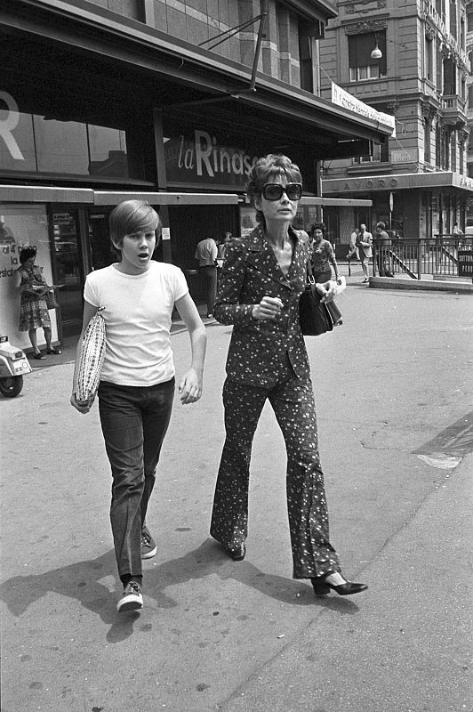 Audrey Hepburn y a su hijo Sean Ferrer en la piazza Fiume, en Roma