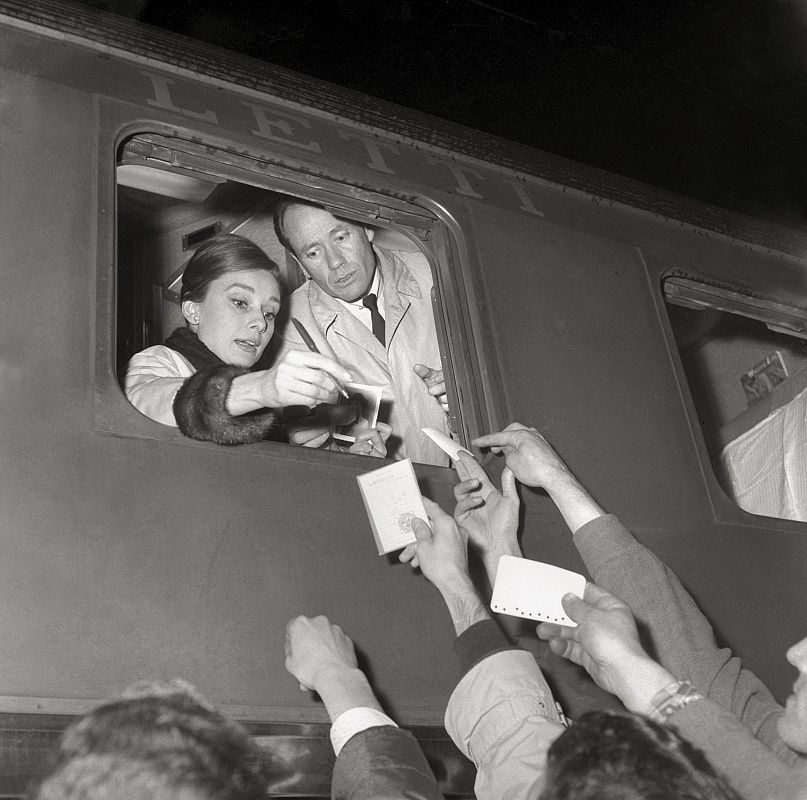 Imagen de Audrey Hepburn con su marido, Mel Ferrer, en la estación Termini de Roma