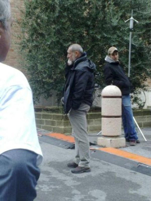 Aldo Gandolfo, exjefe de prensa de Simoncelli en los alrededores de la capilla ardiente del piloto italiano en Coriano.