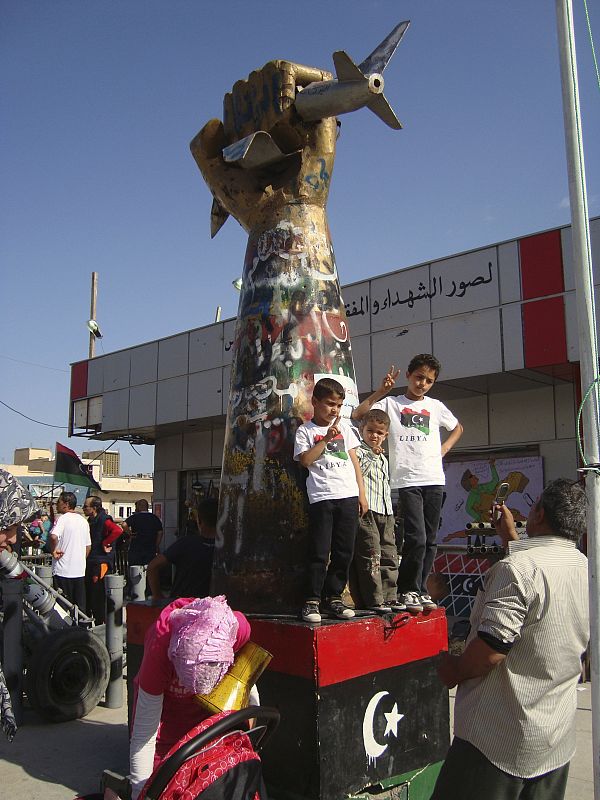 La escultura que Gadafi mandó erigir frente a su residencia oficial en Trípoli ahora ese expone en Misrata