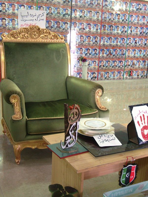 La silla de Gadafi de su residencia de Sirte es una de las piezas más curiosas de este museo sui generis.