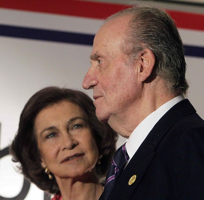 Spain's King Juan Carlos and Queen Sofia  arrive for the inaugural session of the Latin American Summit of Paraguay in Asuncion