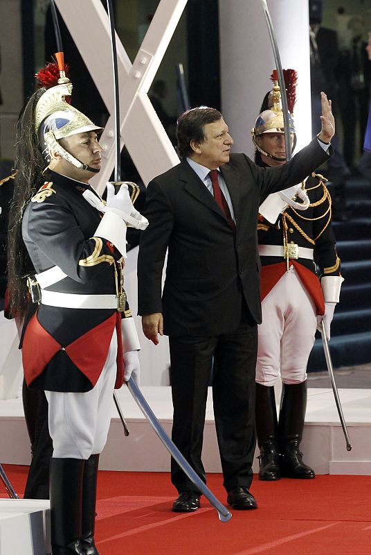 El presidente de la Comisión Europea, Jose Manuel Durao Barroso, llega al encuentro con líderes dela UE y el FMI