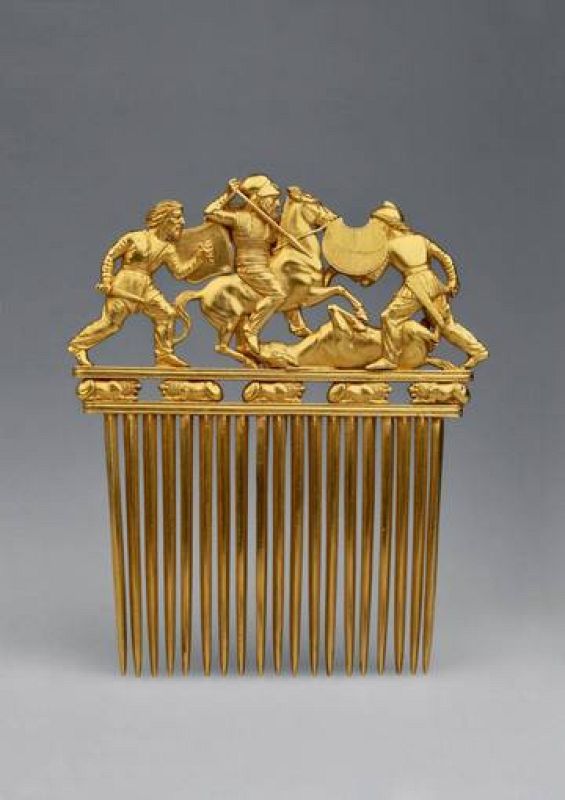 'Peine con escena de batalla Oro', 12,6 x 10,2 cm. Finales del siglo V. Norte del mar Negro, cuenca del río Dniéper. San Petersburgo, State Hermitage Museum