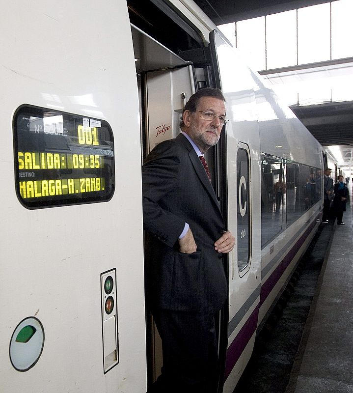 Mariano Rajoy a su llegada en AVE a Córdoba, horas antes de comenzar oficialmente la campaña