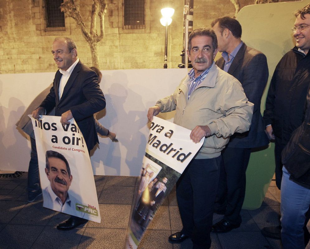 El candidato al Congreso del PRC, Miguel Revilla, acompañado por el candidato al Senado del mismo partido momentos antes de la pega de carteles